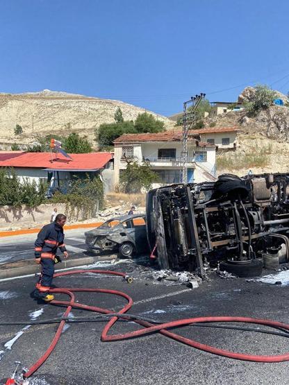 Feci kazada araçlar küle döndü: 5 yaralı