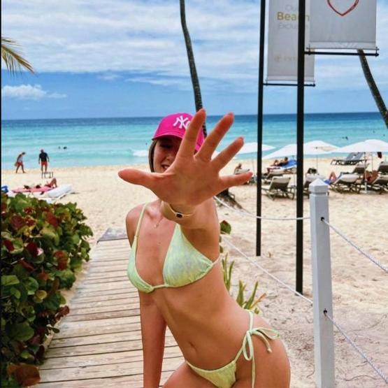 Aleyna Kalaycıoğlu bikinili pozlarıyla büyüledi