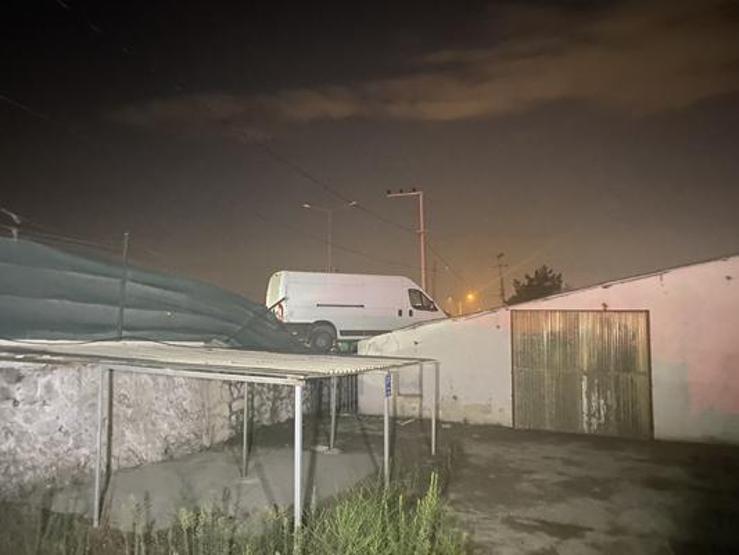 Kocaeli’de ilginç kaza: Yoldan çıkan minibüs deponun çatısına çarptı