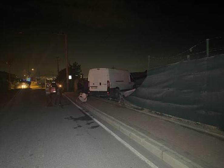 Kocaeli’de ilginç kaza: Yoldan çıkan minibüs deponun çatısına çarptı
