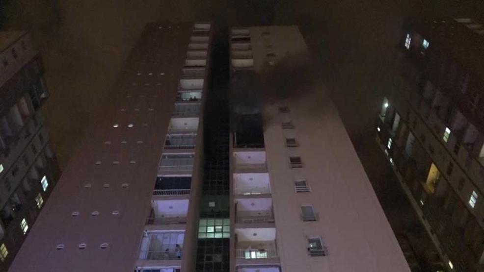 Bursada 23 katlı binadaki yangında, evlerini tahliye etmeyerek görüntü çektiler