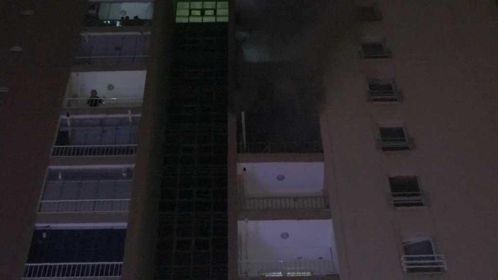 Bursada 23 katlı binadaki yangında, evlerini tahliye etmeyerek görüntü çektiler