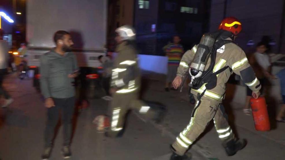 Bursada 23 katlı binadaki yangında, evlerini tahliye etmeyerek görüntü çektiler