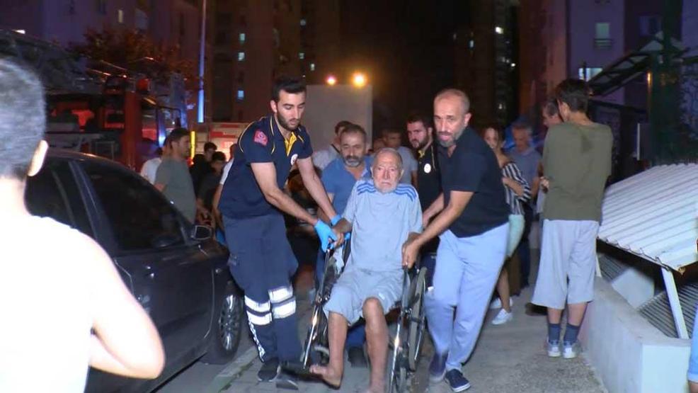 Bursada 23 katlı binadaki yangında, evlerini tahliye etmeyerek görüntü çektiler