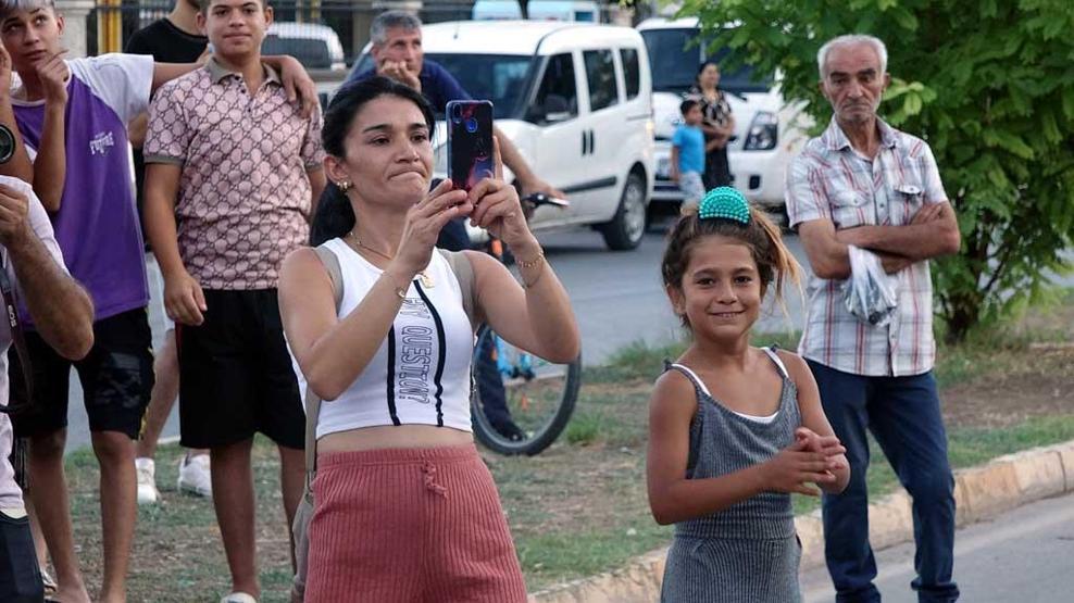 Cins köpekleri elinden alındı: Çatıda eylem yaptı
