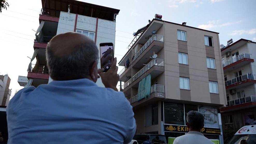 Cins köpekleri elinden alındı: Çatıda eylem yaptı
