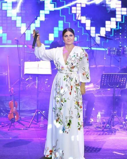 Sibel Can beyaz elbisesiyle büyüledi