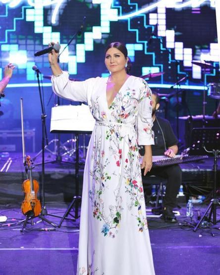 Sibel Can beyaz elbisesiyle büyüledi