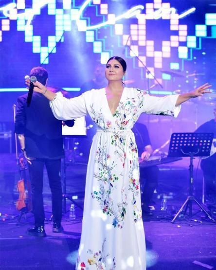 Sibel Can beyaz elbisesiyle büyüledi