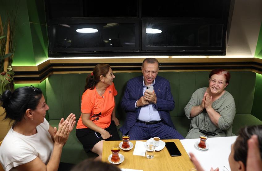 Cumhurbaşkanı Erdoğandan sürpriz ziyaret Beylerbeyinde vatandaşlar sohbet etti