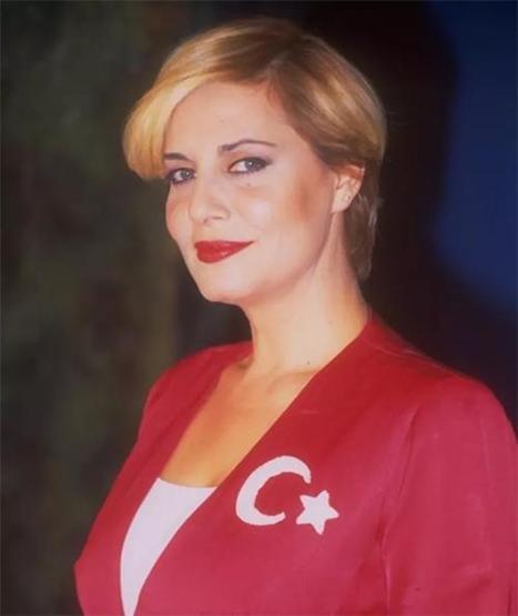 “Türkiyem” şarkısı ile bir döneme damgasını vurdu... Müşerref Akay şimdi ne yapıyor