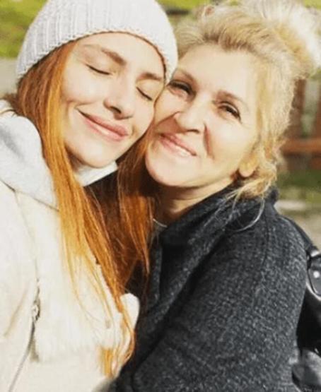 Sinem Uslunun annesi hayatını kaybetti