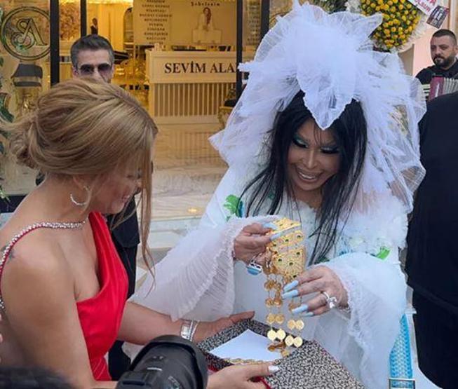 Bülent Ersoya dört milyon TLlik altın kemer