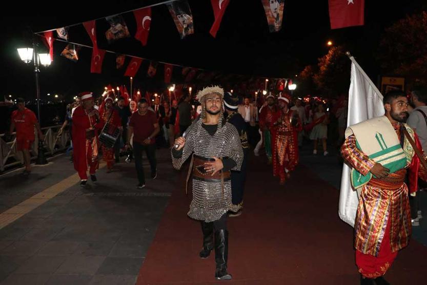 Edirne ve Tekirdağda fener alayı yürüyüşü