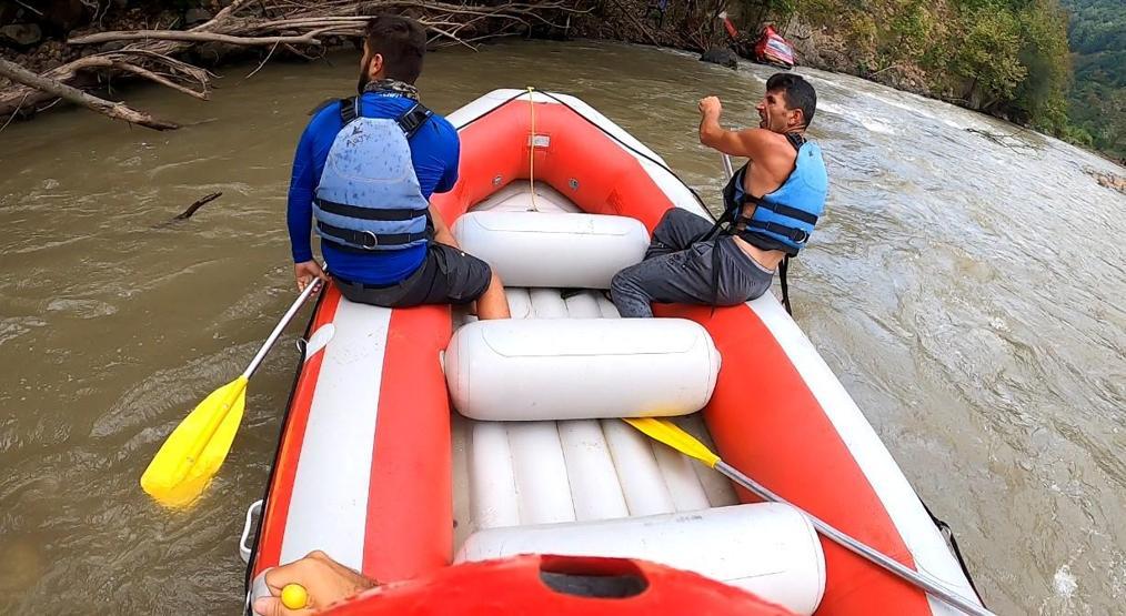Otomobil çay yatağına yuvarlandı, sürücüyü raftingciler kurtardı