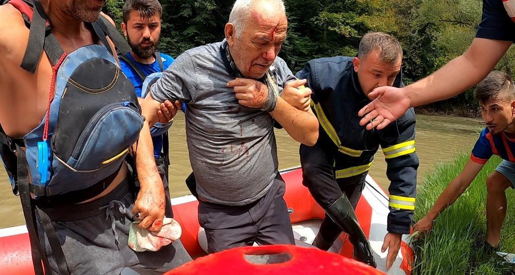 Otomobil çay yatağına yuvarlandı, sürücüyü raftingciler kurtardı