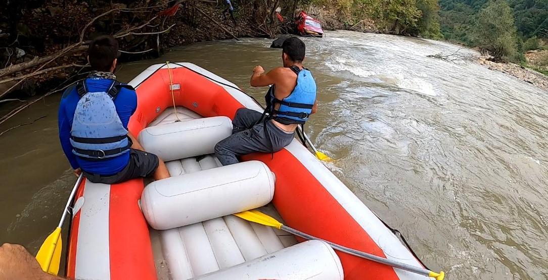 Otomobil çay yatağına yuvarlandı, sürücüyü raftingciler kurtardı