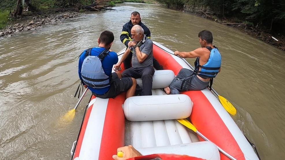 Otomobil çay yatağına yuvarlandı, sürücüyü raftingciler kurtardı