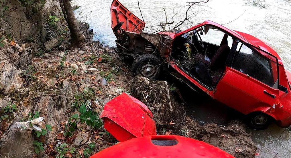 Otomobil çay yatağına yuvarlandı, sürücüyü raftingciler kurtardı