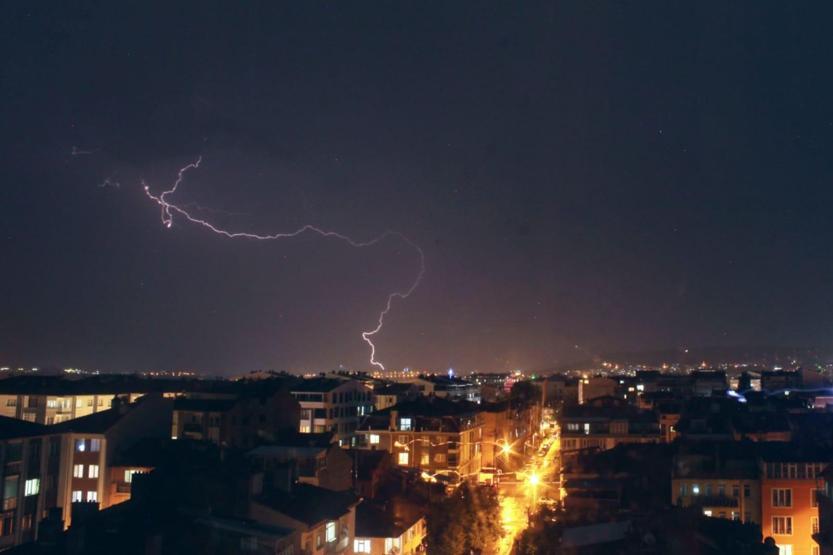 Kütahya’da çakan şimşekler kartpostallık görüntü oluşturdu