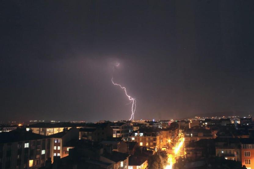 Kütahya’da çakan şimşekler kartpostallık görüntü oluşturdu