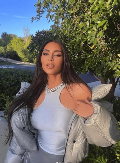 Kim Kardashianın elbisesi olay oldu