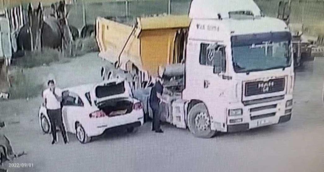 Güpegündüz tırdan mazot hırsızlığı kameraya yansıdı