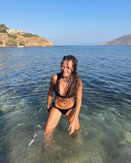 Serenay Sarıkayanın plaj şıklığı dudak uçuklattı