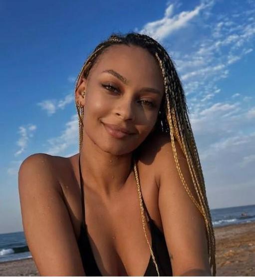 Jennifer Boyner derin yırtmaç detaylı elbisesiyle pozlarını paylaştı