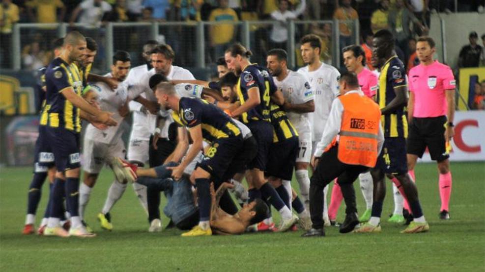 Beşiktaşa havalimanında coşkulu karşılama