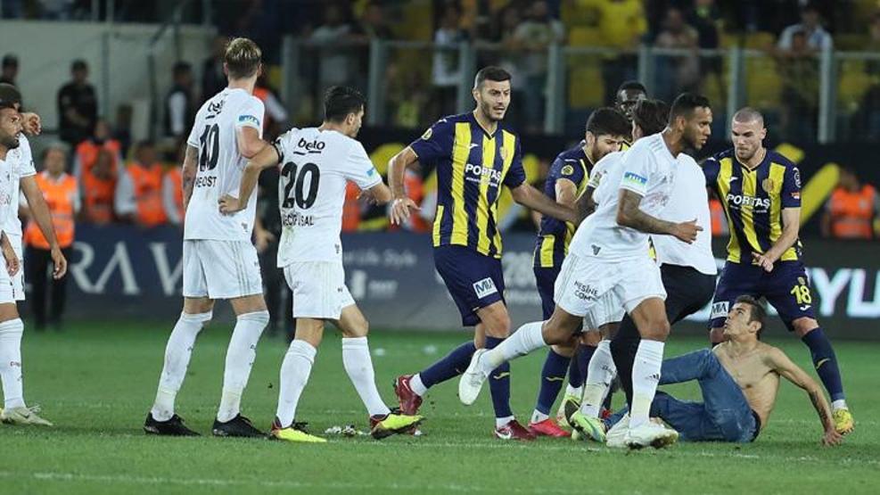 Beşiktaşa havalimanında coşkulu karşılama