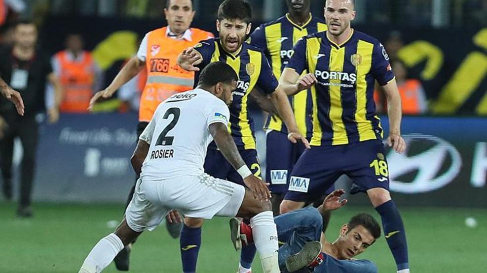 Beşiktaşa havalimanında coşkulu karşılama