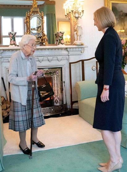 Liz Truss, göreve resmen başladı: Kraliçe ile görüşmeden ilk kareler
