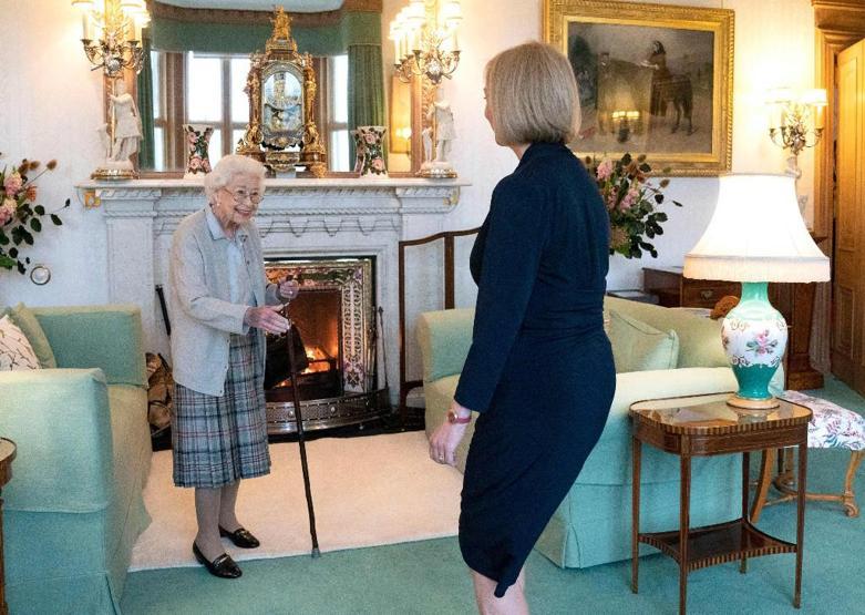 Liz Truss, göreve resmen başladı: Kraliçe ile görüşmeden ilk kareler
