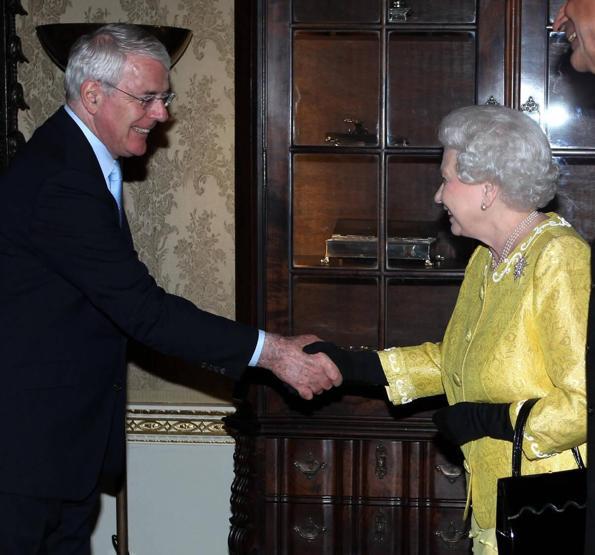 Kraliçe II. Elizabeth: 70 yılda 15 başbakan gördü