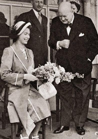Kraliçe II. Elizabeth: 70 yılda 15 başbakan gördü