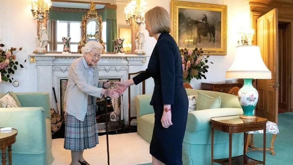 Kraliçe II. Elizabeth: 70 yılda 15 başbakan gördü
