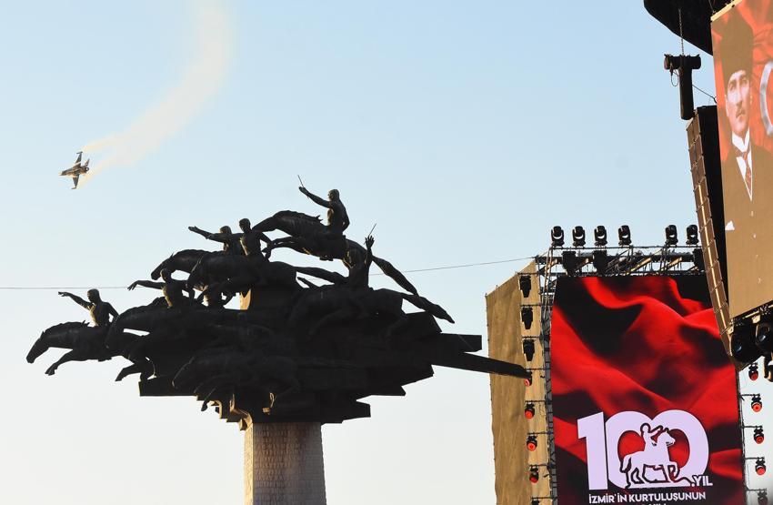 Göklerde kurtuluş coşkusu İzmirde 100. yıl kutlamaları