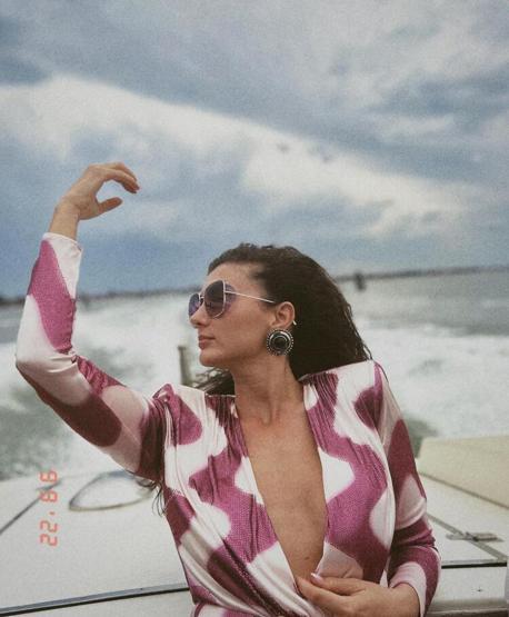 Burcu Özberkten iç çamaşırsız pozlar