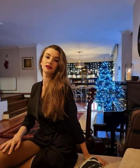 Leyla Lydia Tuğutludan karnı burnunda poz