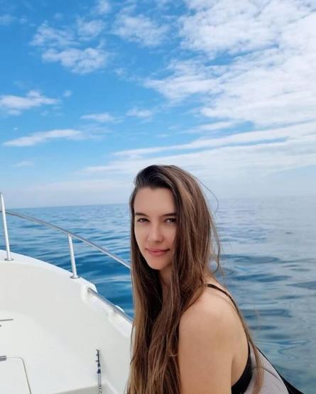 Leyla Lydia Tuğutludan karnı burnunda poz