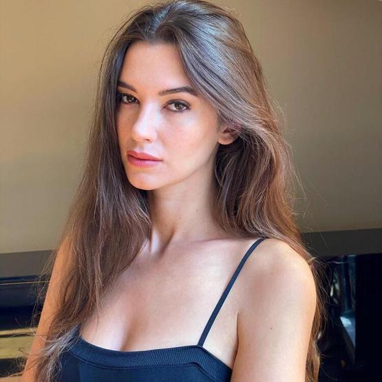 Leyla Lydia Tuğutludan karnı burnunda poz