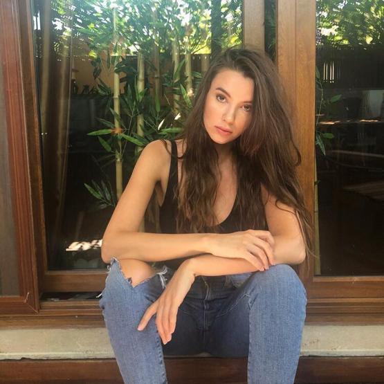 Leyla Lydia Tuğutludan karnı burnunda poz