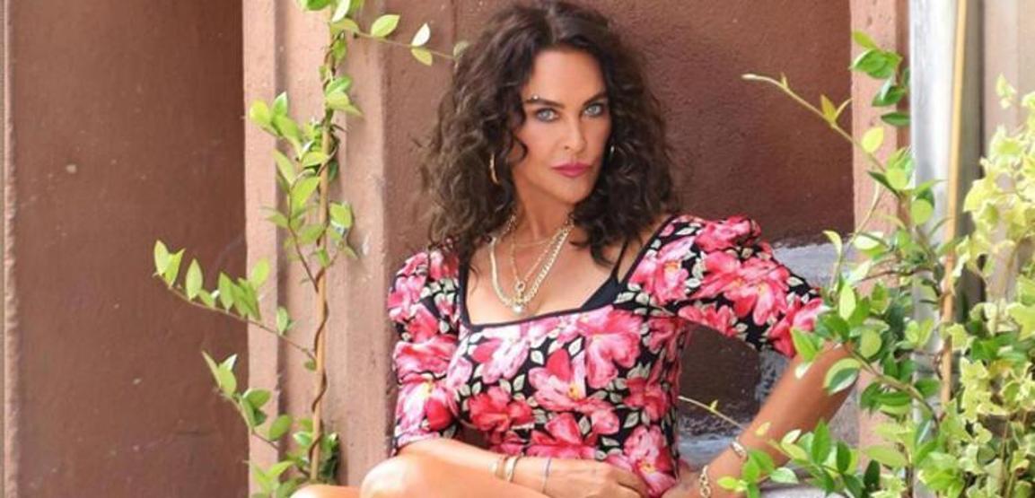 Hülya Avşar havuz başında güneş banyosu yaptı