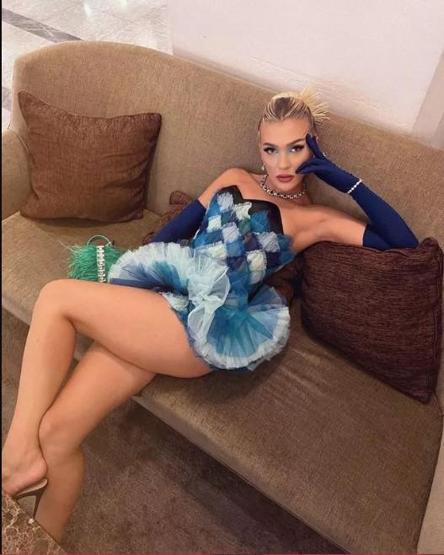 Melisa Döngel süper mini elbisesiyle dudak uçuklattı