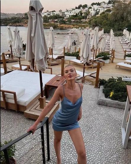 Melisa Döngel süper mini elbisesiyle dudak uçuklattı