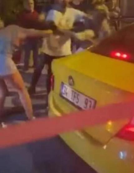 Melisa Döngel sokak ortasında saç başa kavga etti