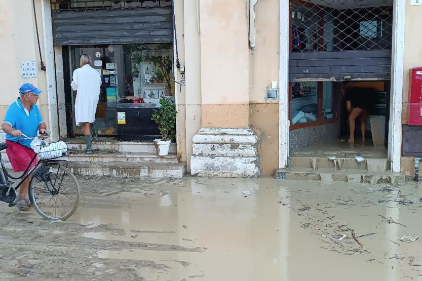 İtalyada sel felaketi: En az 10 ölü Onlarca kişi çatılarda mahsur kaldı