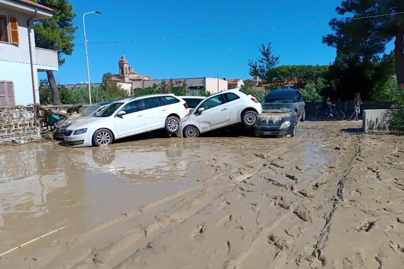 İtalyada sel felaketi: En az 10 ölü Onlarca kişi çatılarda mahsur kaldı