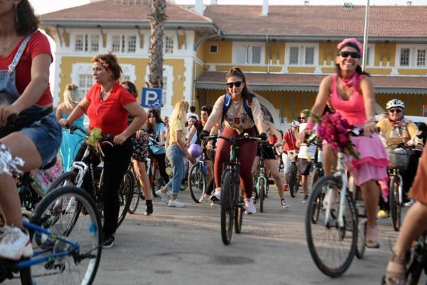 Adana’da ‘Süslü Kadınlar Bisiklet Turu’